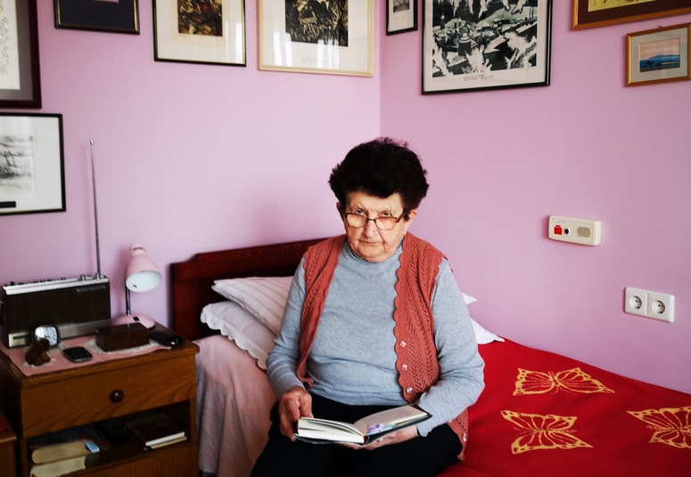 Ljubica Šuligoj med svojimi knjigami 