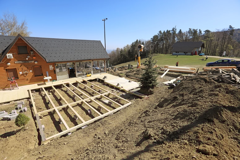 Postavili bodo novo teraso in hišo obili z lesom. 