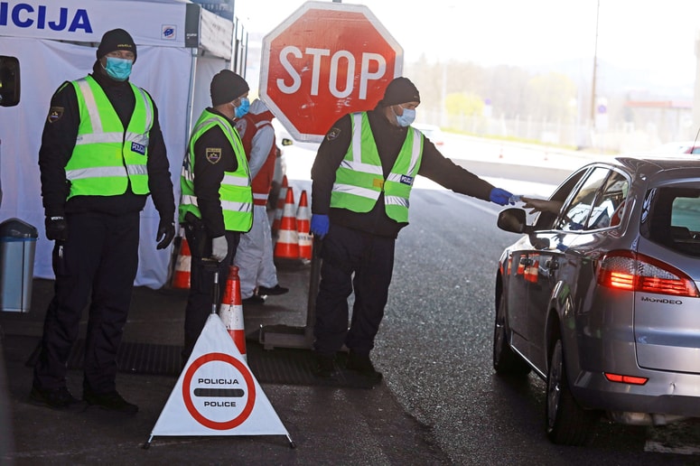 Slovenska policija na mejnem prehodu Šentilj.