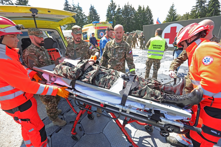 Fotografija je simbolična. Vaja medicinskih delavcev Slovenske vojske in partnerskih vojsk v vojašnici generala Maistra v Mariboru. 