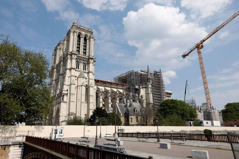 Glavna fotografija članka:Po zaustavitvi zaradi koronairusa bodo nadaljevali prenovo katedrale Notre Dame