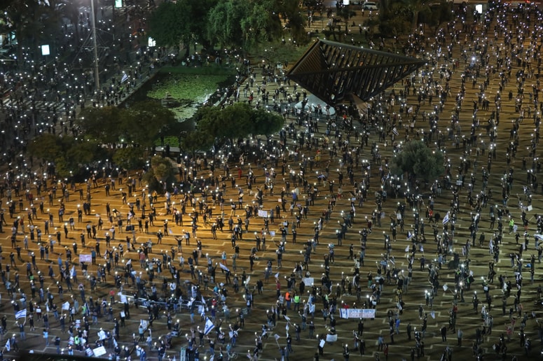 Protesti po izraelsko: vojaško disciplinirano na dvometrski razdalji 