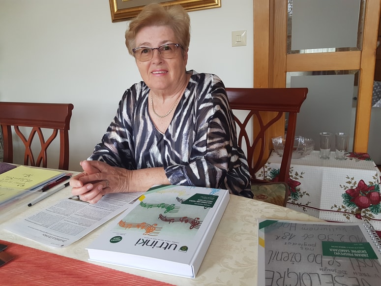 Marija Cvetko s knjigo, ki jo je uredila in v kateri so zbrani prispevki o vseh treh sekcijah KUD Hoče 