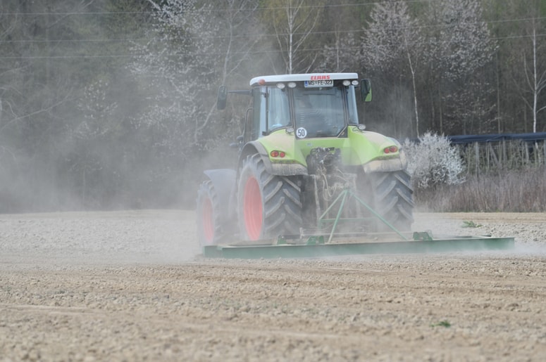 Ob pomanjkanju padavin zemljo še dodatno izsušuje veter, kar povzroča preglavice pomurskim kmetovalcem.
 
