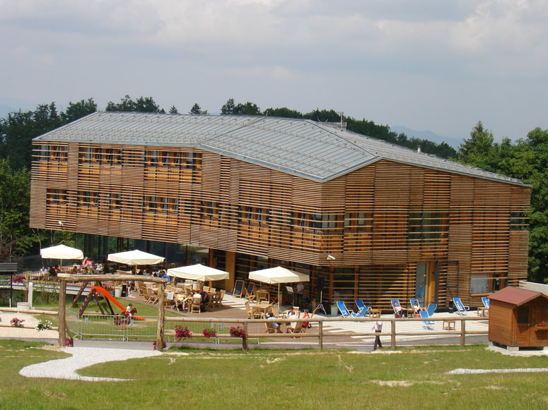 Na Celjski koči bodo danes znova začeli streči hrano in pijačo na terasi 