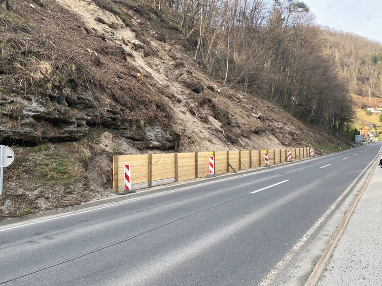 Februarja letos je pri Podvelki drevo padlo na domačina. Območje je zdaj zavarovano z zaščitno ograjo. 
