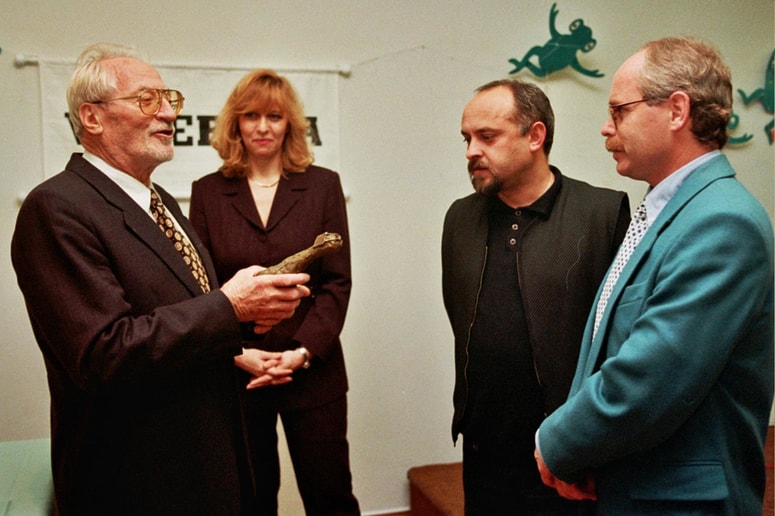 Tako smo 1997. podelili v Murski Soboti prvo večernico Tonetu Pavčku (od leve) Melita Forstnerič Hajnšek, Feri Lainšček in tedanji odgovorni urednik Večera Milan Predan. 