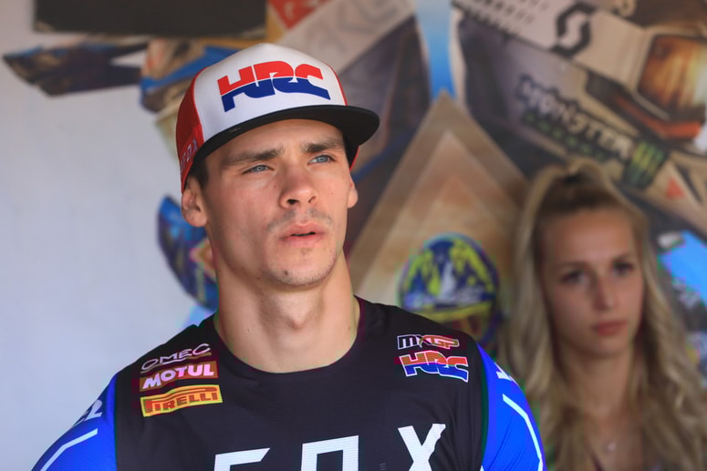 Glavna fotografija članka:Še Gajserjevo dekle je več na motorju