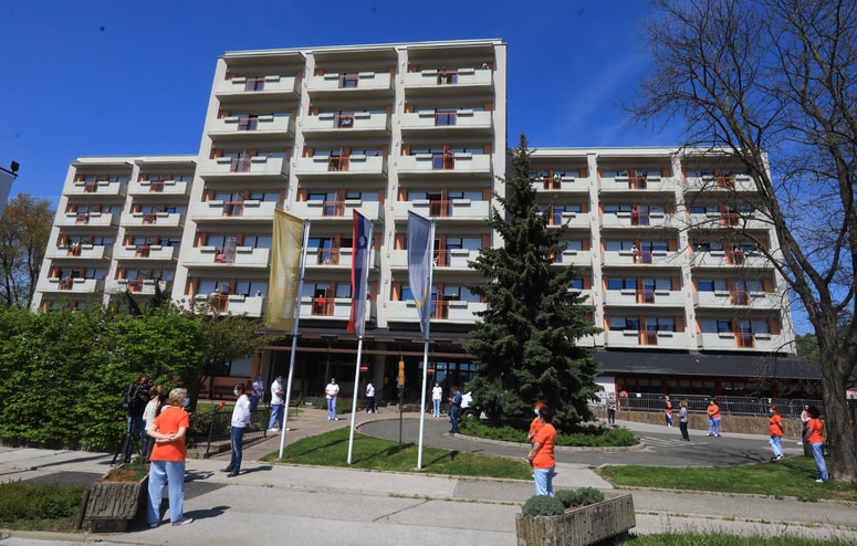 V domovih so prejšnji teden protestirali zaradi slabih pogojev za delo v času epidemije. 