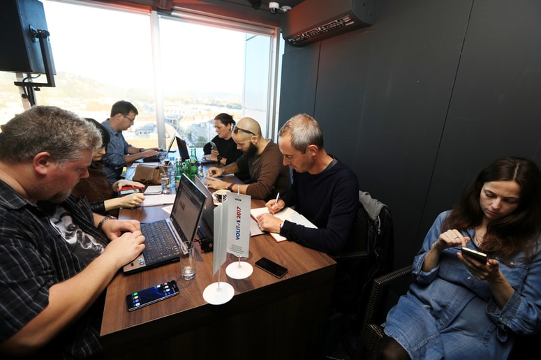 Glavna fotografija članka:(75 LET VEČERA) Uredništvo na najvišjih obratih: Kako smo med karanteno pomagali našim bralcem