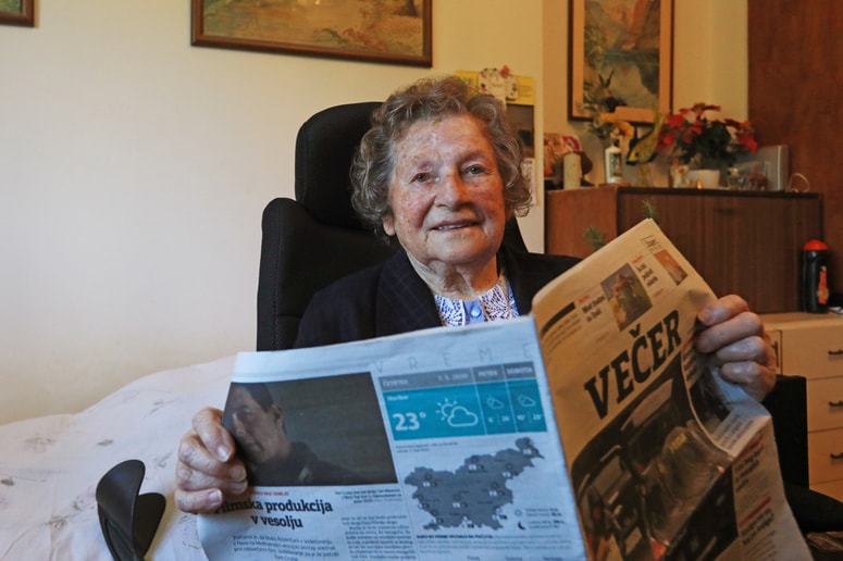 Glavna fotografija članka:(75 LET) Ni dneva brez Večera: “Ne morem brez časopisa, veliko mi pomeni,” pravi naša 95-letna naročnica