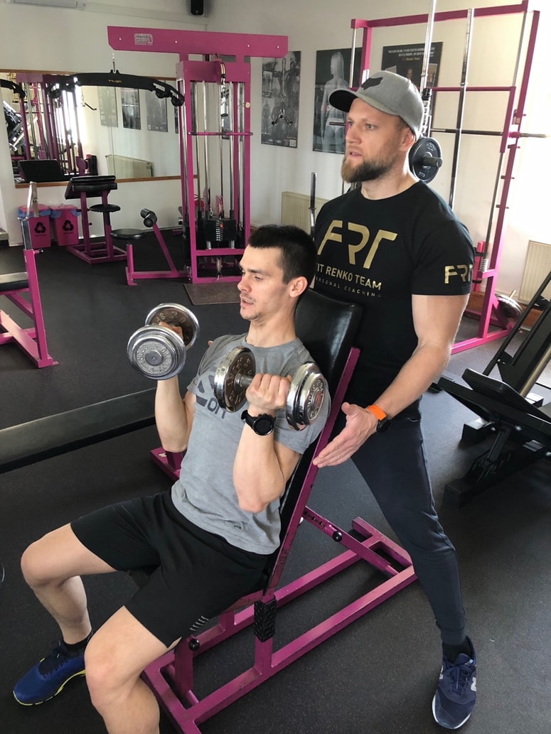 Najprej je Gajser le obiskoval Renkov fitnes, nato sta začela tudi poslovno sodelovati.