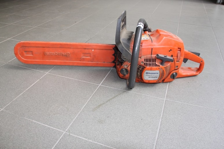 Žage, kosilnice in drugo orodje sta kradla osumljenca. 