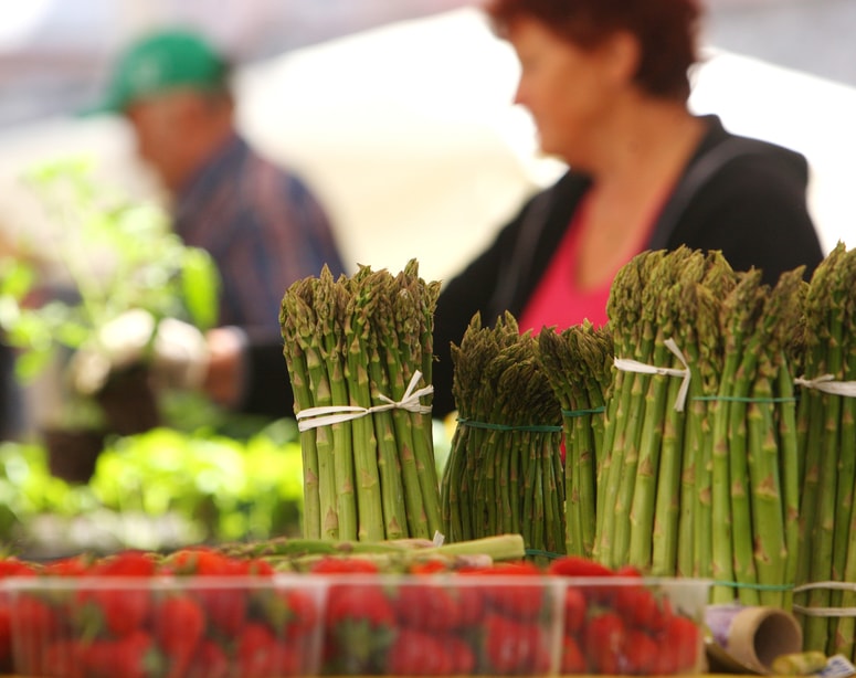 Isti dan obrane jagode in šparglji domačih pridelovalcev so morda malce dražji, a vredni svojega denarja.