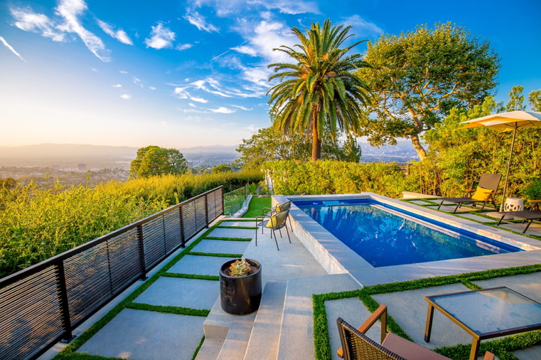 Glavna fotografija članka:Osvežitev v vrtu: Namesto v morje skok v domači bazen