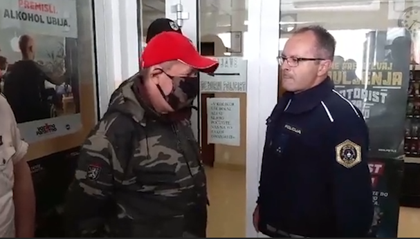 Vardisti pod vodstvom Andreja Šiška (levo) so menda od policistov terjali pojasnila. A njihov "obisk" je bil videti bolj kot prikazovanje moči. 