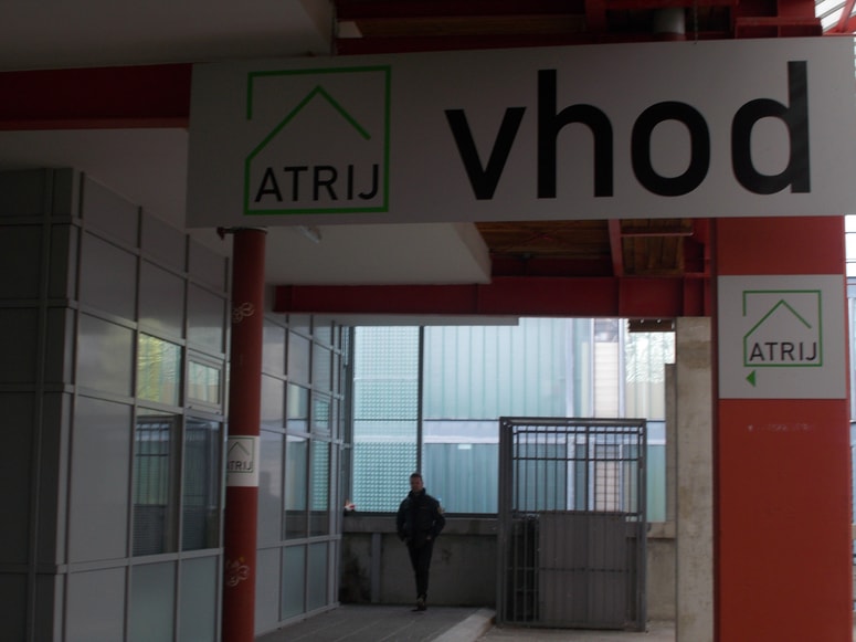 V stanovanjski zadrugi Atrij v Celju so policisti hišne pšreiskave orpavili spoladi leta 2017. 