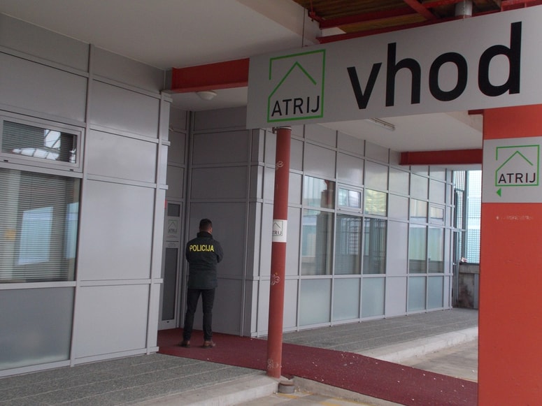 Vhod v stanovanjsko zadrugo Atrij Fisa v Celju so v času preiskav varovali policisti. 