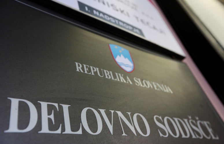 Zaradi odpovedi sta se odpuščena sindikalista odločila za tožbo na delovnem sodišču. 