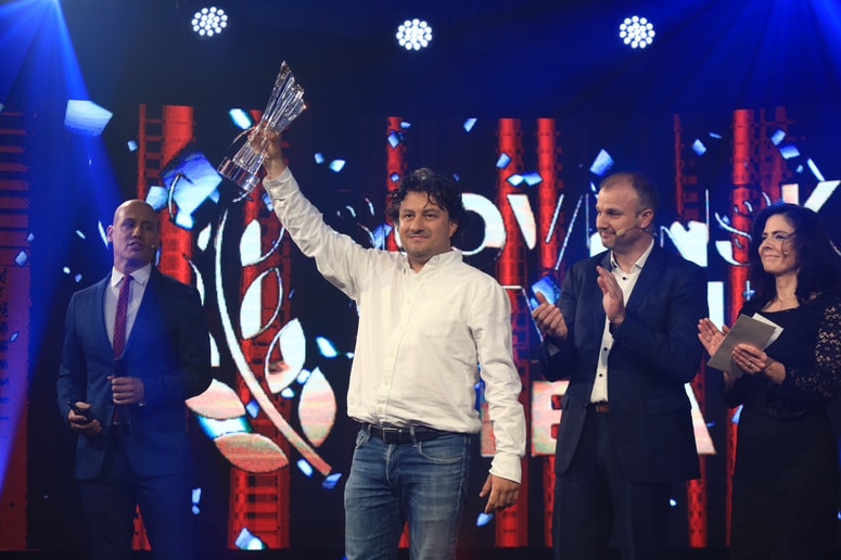 Mateju Guidu sta priznanje za start-up leta 2020 izročila Aleš Cantarutti z gospodarskega ministrstva in Maja Tomanič Vidovič iz Slovenskega podjetniškega sklada. 