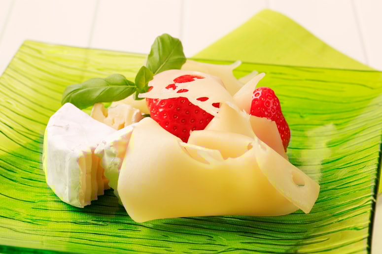 Jagode in sir za lahkoten prigrizek