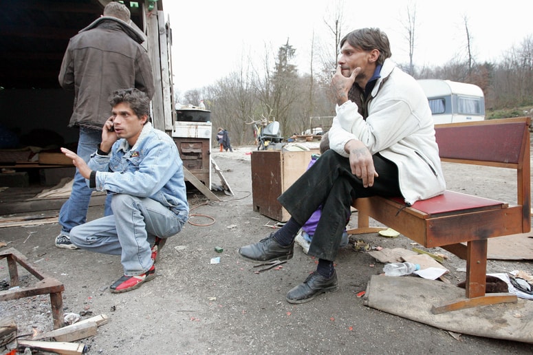 Policisti so v Roje prišli po Miho Strojana (na klopi), ki se s prostega izhoda ni hotel vrniti za zaporniške rešetke. 