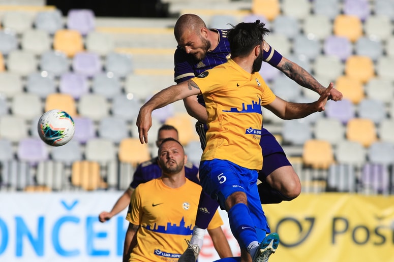 Pred praznimi tribunami vijolice (še) ne cvetijo.