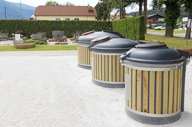 Pametni koši za smeti za ločeno zbiranje odpadkov so nameščeni na selniškem pokopališču. 