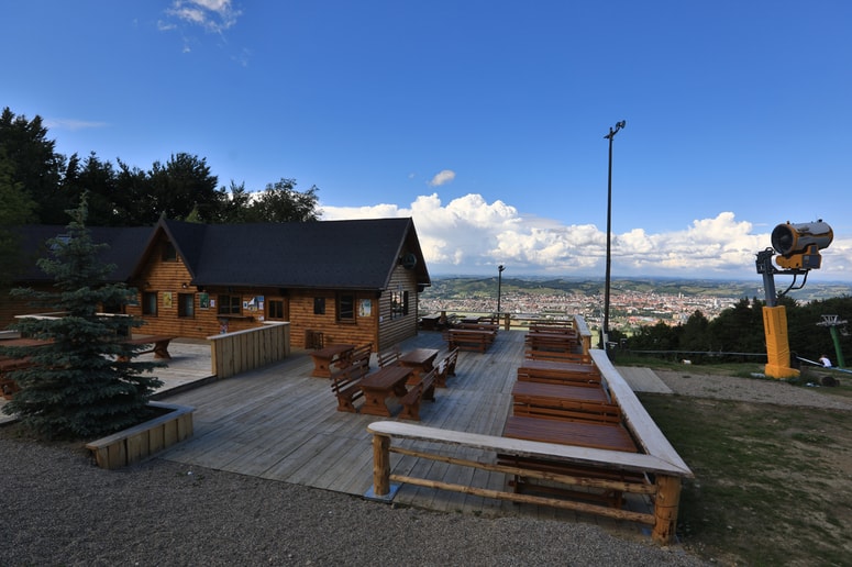 Lastnik Koče na Trikotni jasi Iztok Tomšič utegne imeti največ težav zaradi razširitve terase. 