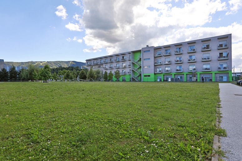 Gradnja prizidka se načrtuje, kjer je zdaj park oziroma sprehajališče za starejše. 