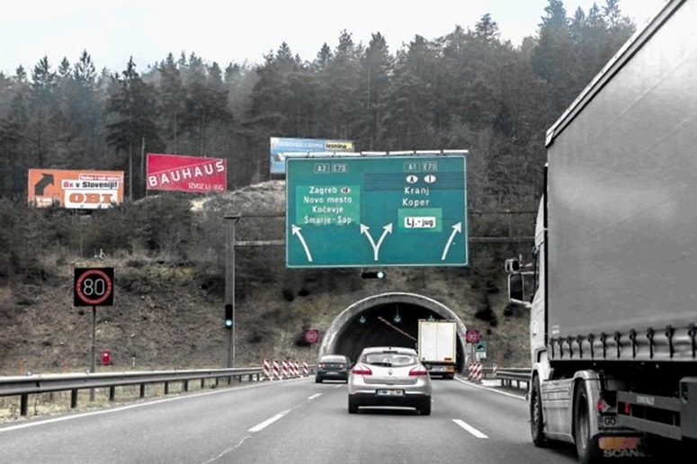 Glavna fotografija članka:V predoru Golovec popoldne naletelo pet vozil