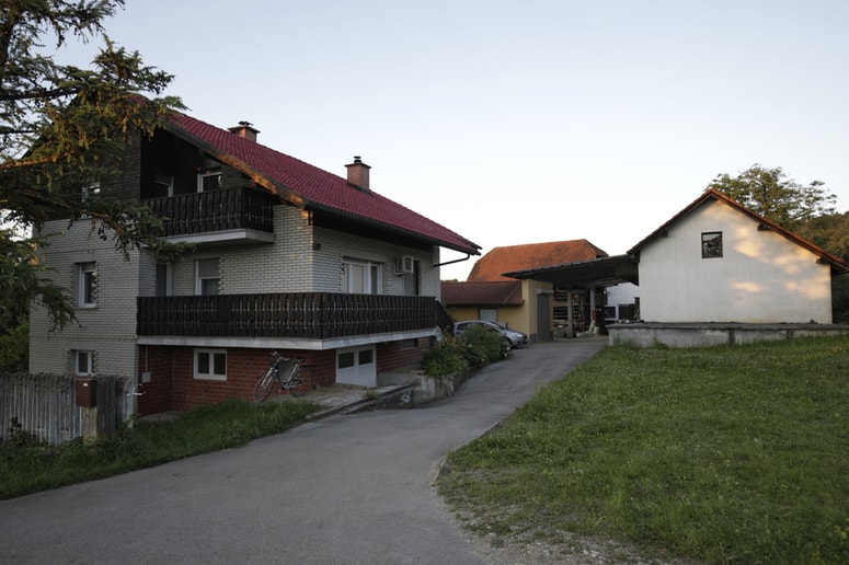 Trojni zločin se je domnevno zgodil v notranjosti hiše. 