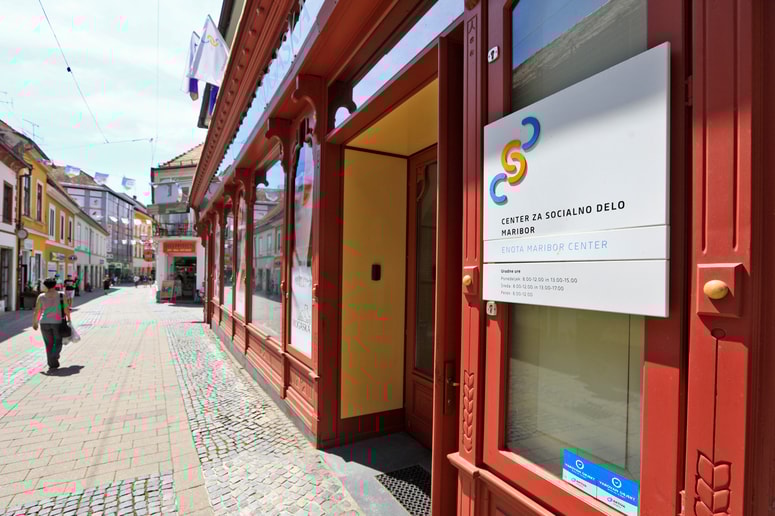 Glavna fotografija članka:Na policiji preiskujejo očitke o neprimernem vedenju zaposlenega v kriznem centru Maribor