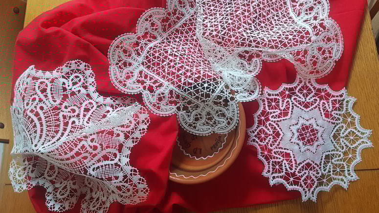 Nekaj čipkarskih izdelkov vodje skupine Irene Kranjc
 