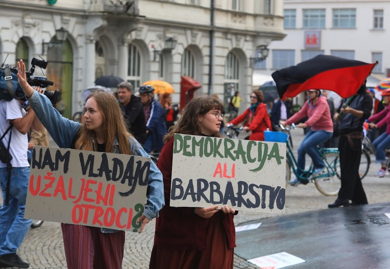 Glavna fotografija članka:(POGLED) Onkraj Janše in antijanšizma