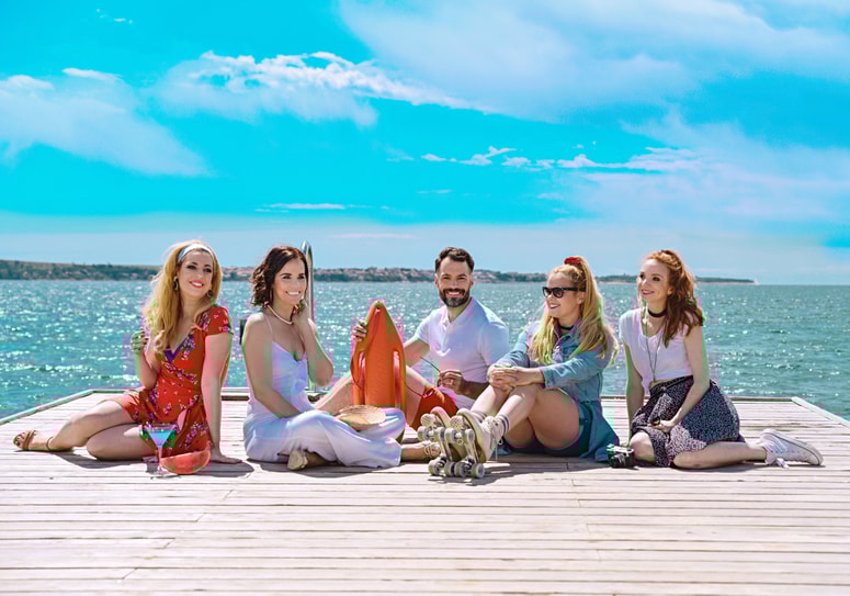 Ana Tavčar Pirkovič, Lorella Flego, David Urankar, Špela Močnik in Mojca Mavec so voditelji Poletnega jutra. 