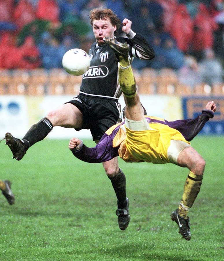 Franc Cifer v boju z velikani slovenskega nogometa (na fotografiji s Klitonom Bozgom): pokalni prvak že, državni nikoli.