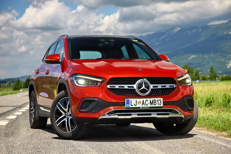 Novi oziroma prenovljeni GLA je postavljen na začetek tistega, kar Mercedes-Benz ponuja pri športnih terencih. Čeprav najmanjši, ima tudi veliko tistega, kar imajo večji in dražji iz Stuttgarta. 