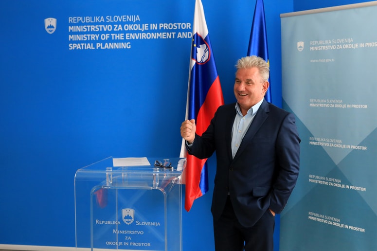 Minister Andrej Vizjak se hoče znebiti nevladnikov, ker se boji sodišča. 