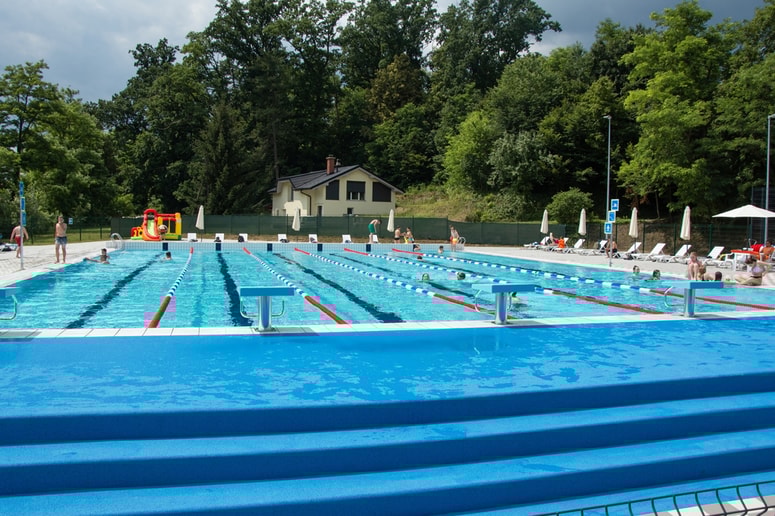 Prvi kopalci na slovenjebistriškem kopališču