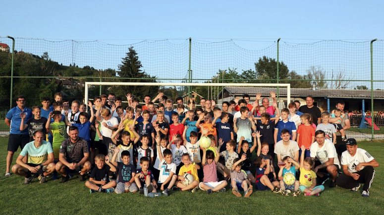 Ob druženju še skupinska fotografija mladih nogometašev v Malečniku.