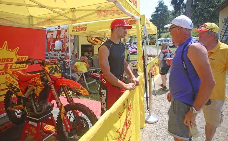 Glavna fotografija članka:(FOTO) Ko pride Tim Gajser v Radizel, se še minus v blagajni splača