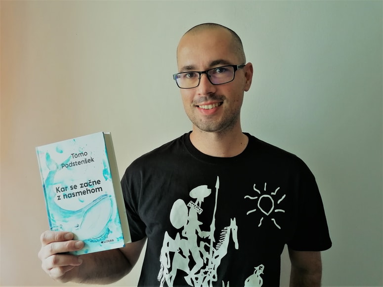 Tomo Podstenšek s svojo knjigo.