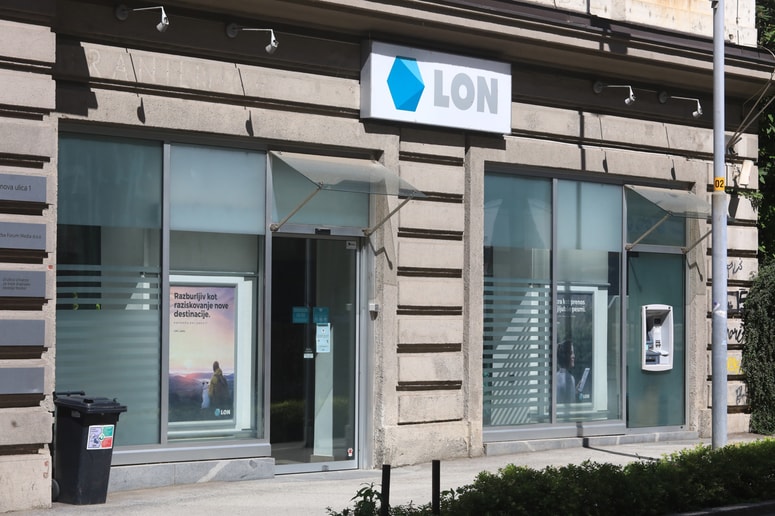 Nekdanjega šefa mariborske poslovalnice Lon Matjaža Majcana obtožnica bremeni poskusa goljufije, goljufije, treh kaznivih dejanj nedovoljenega sprejemanja daril in pomoč pri tem dejanju pa tudi pranja denarja. 