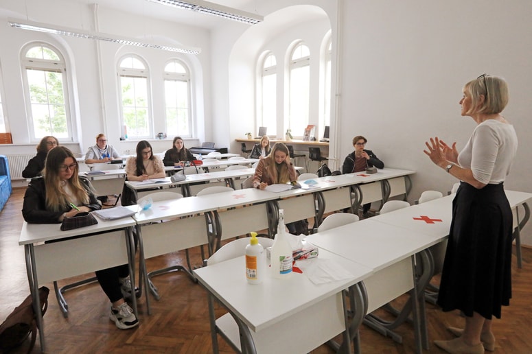 V običajnih učilnicah bo 15 dijakov 