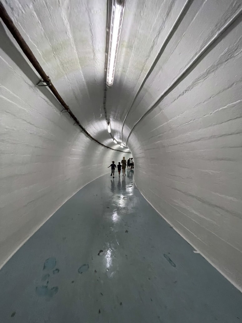 Glavni vhodno-izhodni tunel iz bunkerja, 200 metrov je dolg. Skozenj se pride do podzemnega zaklonišča, za katerega so do leta 1992 vedeli le redki.
