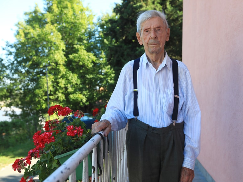 Anton Rošker po hiši še vse postori sam. 