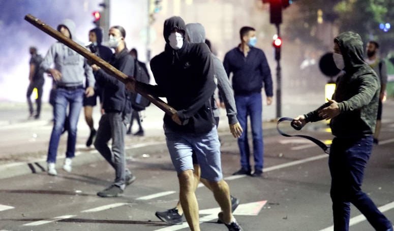 Glavna fotografija članka:(FOTO in VIDEO) V Beogradu nasilni protestniki vdrli v skupščino, poškodovanih 43 policistov in 17 protestnikov