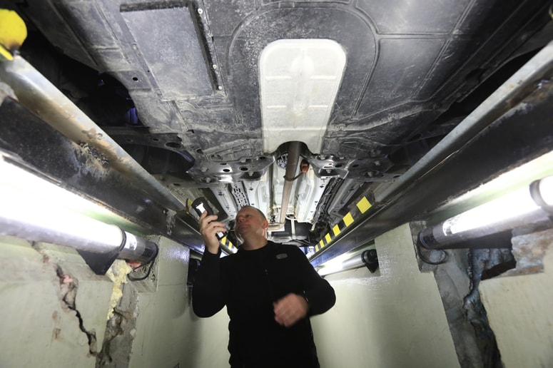 Tehnična preglednika vozil sploh nista pregledala ali sta na stezo postavila drugo vozilo in njegove meritve uporabila pri vozilu, katerega pregled sta formalno opravljala. Fotografija je simbolična. 