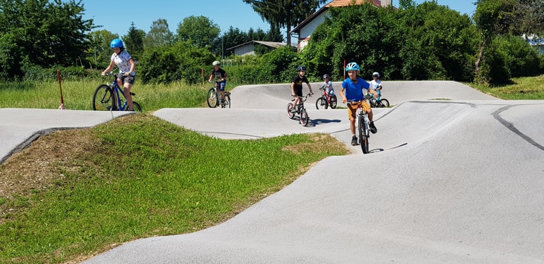 Vožnja po tlačilni stezi je odlična rekreacija za otroke vseh starosti. 